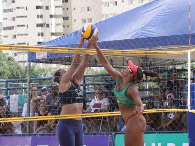 Campeonato de v&ocirc;lei de praia tem fase classificat&oacute;ria neste s&aacute;bado