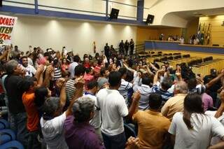 Torcidas contra e pró-Bernal lotaram Câmara para assistir a sessão (Foto: Cleber Gellio)