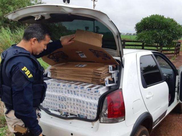 Contrabandista abandona carro com mais de 11 mil ma&ccedil;os de cigarros 