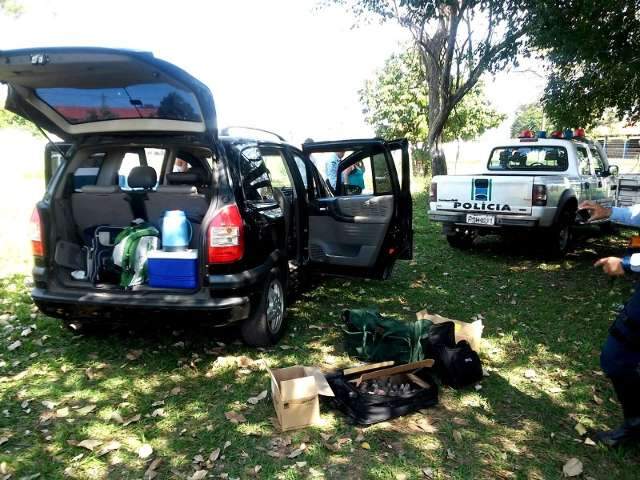 Filhotes de papagaios e arara vermelha s&atilde;o achados em porta-malas