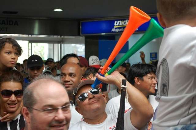 Mais de 300 corintianos esperam jogadores no Aeroporto de Campo Grande