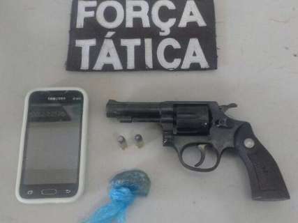 Trio &eacute; preso depois de amea&ccedil;ar vizinhos com arma de fogo em bairro 