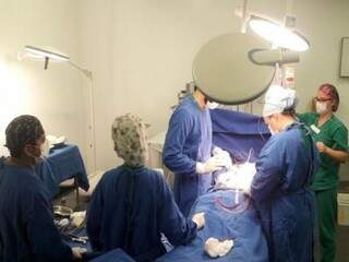 Equipe médica realiza procedimento de captação de órgãos para transplante (Foto: Divulgação / Santa Casa)