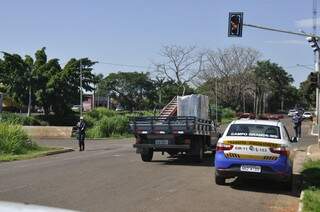Guarda Municipal precisou auxiliar motoristas em decorrência de falha do semáforo na Ernesto Geisel. (Foto: Marcelo Calazans)