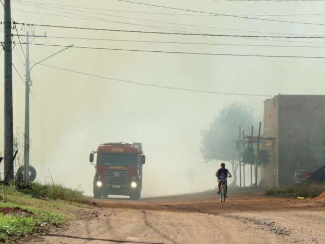 Fogo avan&ccedil;a em terreno e fuma&ccedil;a cobre casas no Lagoa Dourada