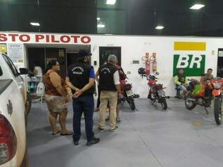 Equipe do Procon durante fiscalização que acabou na autuação de um posto de combustíveis, ontem (Foto: Procon)