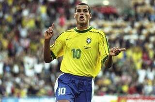 Em campo, Brasil e Dinamarca em 1998, jogo que terminou 3 a 2.  (Foto: Reprodução internet)