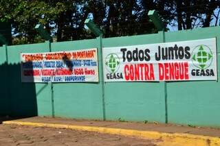 Logo na entrada o cartaz alerta sobre a dengue. &quot;Todos juntos contra a dengue&quot;. (Fotos: Simão Nogueira)