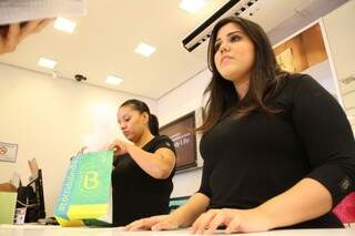 Mesmo sem experiência, a estudante Isabela Brito (a direita) conseguiu uma vaga no comércio essa semana (Foto: Marcos Ermínio)