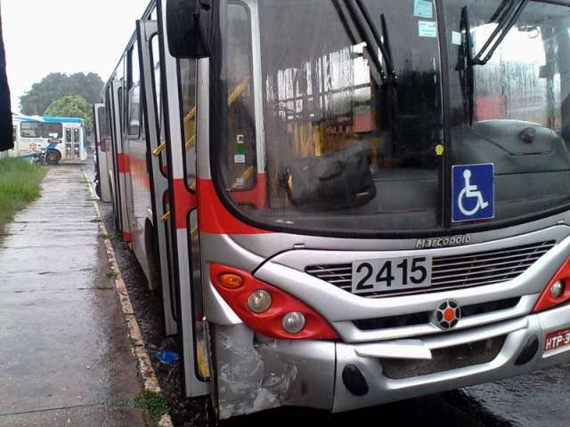 Ve&iacute;culo n&atilde;o respeita preferencial e tem perda total ao colidir em &ocirc;nibus