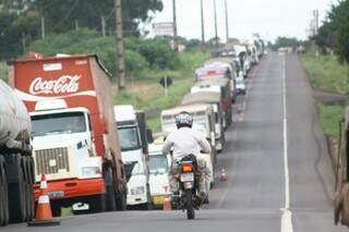 Por conta de acidente, congestionamento de formou na rodovia. (Foto: Marcos Ermínio)