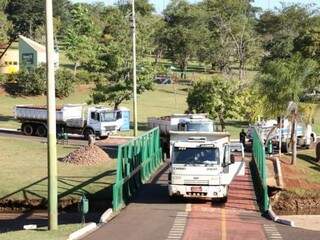 Sete caminhões estavam trabalhando nesta no Parque das Nações Indígenas (Foto: Paulo Francis)