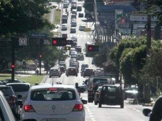 Trânsito na Avenida Afonso Pena, na Capital; donos de veículos já estão recebendo carnês do IPVA (Foto: Arquivo)