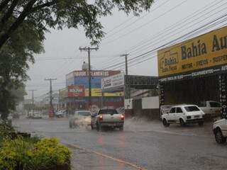 Choveu forte na tarde de hoje em Dourados (Foto: Helio de Freitas)