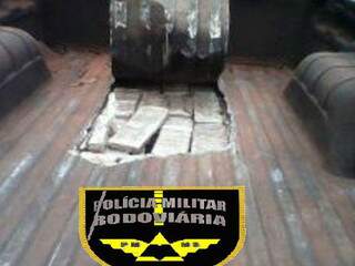 Polícia descobre fundo falso de Saveiro, onde estava escondida a droga (Foto: Divulgação)