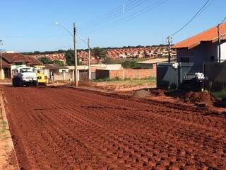 Após período de chuva, obra de asfalto foi retomada no bairro Tarumã (Foto: Divulgação)