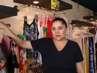 Antônia trabalha em loja com ar condicionado (Foto: Henrique Kawaminami)