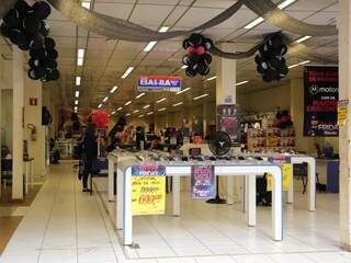 No Centro vazio, fila em loja aberta &ldquo;antes do sol&rdquo; j&aacute; dura 7 horas