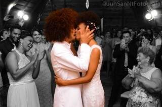 Registro da fotógrafa oficial da cerimônia: Juh SanNt. O primeiro beijo do casal aconteceu só depois do casamento. (Foto: Juh SanNt)