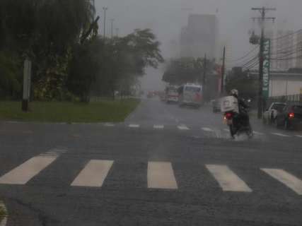 Chove forte em Campo Grande e córrego fica perto de transbordar