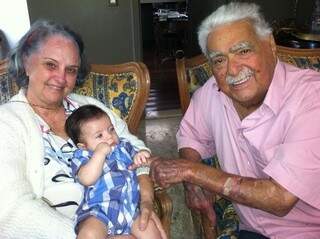 Pedrossian, na foto ao lado da esposa Maria Aparecida e do bisneto João Pedro, comemora 85 anos. (Foto: Arquivo Pessoal)