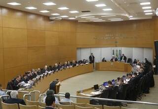 Sessão ordinária do Tribunal Pleno, nesta tarde (Foto: TJMS/Divulgação)