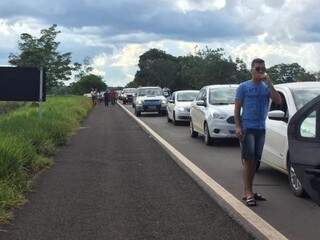 congestionamento chega a três quilômetros (Foto: Danielle Valentim) 