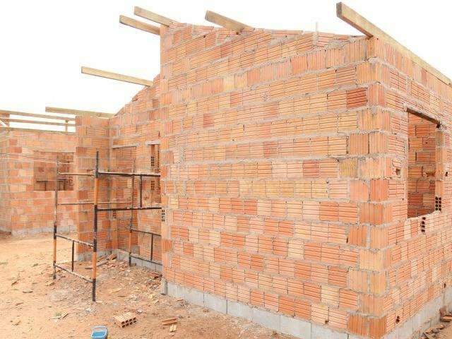 Ong deve at&eacute; R$ 10 mil para oper&aacute;rios que trabalham em mutir&atilde;o de casas