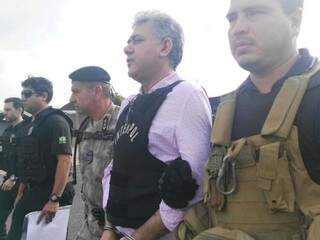 Jarvis Gimenes Pavão no momento em que era levado para avião da PF, ontem no Paraguai (Foto: Direto das Ruas)