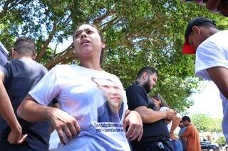 A esposa de Rafael, Karinne, em meio a protesto de motoristas de aplicativo. (Foto: Henrique Kawaminami)
