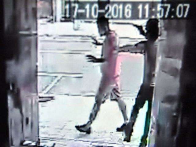 Casal invade posto de pagamento de contas e leva dinheiro dos caixas