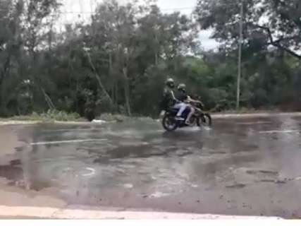 Esgoto transborda e escorre em dire&ccedil;&atilde;o a c&oacute;rrego em Campo Grande