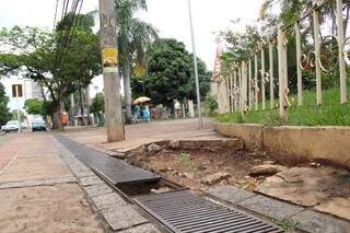 Na entrada da rua Dom Aquino, calçada quebrada recepciona visitante do Belmar Fidalgo. (Foto: Marcos Ermínio)