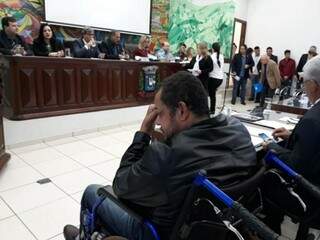 Claudinei (de cadeira de rodas) cobrou apoio de políticos para encontrar os filhos (Foto: Leo Veras/Porã News)