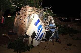 Impacto da batida separou a cabine do caminhão do chassi. (Foto: Norbertino Angeli/Jovem Sul News)