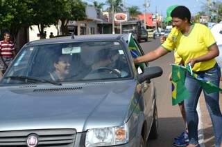 Em Ribas do Rio Pardo, condutores ganham bandeirinhas (Foto: Prefeitura de Ribas do Rio Pardo)