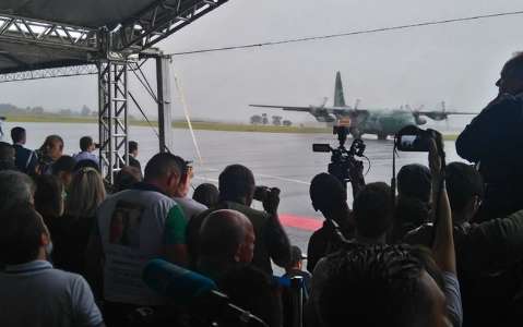 Sob chuva e muita tristeza, corpos são recebidos no aeroporto de Chapecó