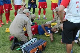 O meio-campista Danilo Bahia, do Comercial, após sofrer a contusão no joelho direito no treino realizado no Estádio Morenão (Foto: Face do Comercial)