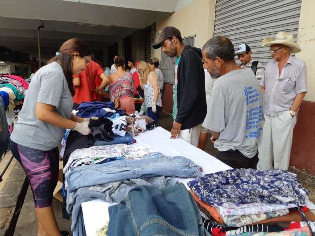 Moradores de rua recebem doa&ccedil;&otilde;es em Natal solid&aacute;rio na Capital