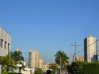 Céu claro, azulzinho e sem nenhuma nuvem para contar história. Tanto em Campo Grande como para todo Estado, chuva virou lenda. (Foto: Simão Nogueira)
