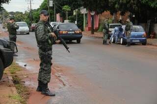 Policiais do Bope fiscalizam alguns veículos na Rua Marquês de Herval. (Foto: Marcos Ermínio) 