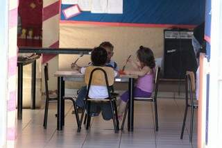 Crianças comeram comida &quot;importada&quot; por falta de gás na quarta-feira (Foto: Cleber Gellio/Arquivo)