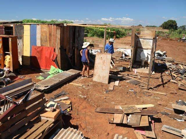 Ap&oacute;s mudan&ccedil;a, moradores est&atilde;o sem banheiros em seus novos barracos