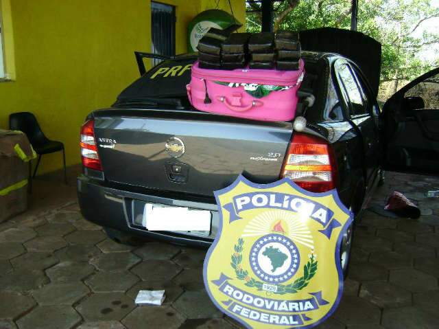  PRF prende coordenadora de escola com 12 tabletes de pasta base de coca&iacute;na 