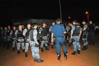 Policiais recebem orientação sobre a operação. (Foto: Dourados News)