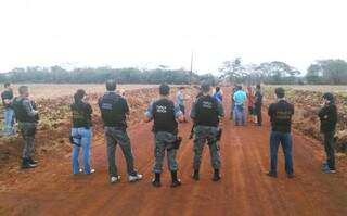 Policiais federais e militares conversam com índios que ocupavam fazenda em Douradina, ontem à tarde (Foto: Divulgação/PM)