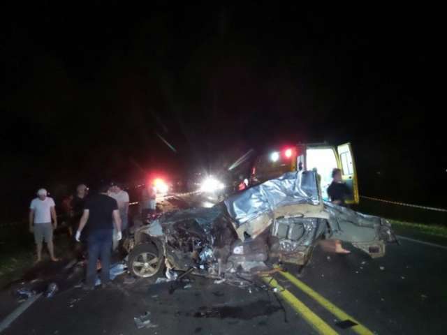 Homem perde o controle da dire&ccedil;&atilde;o, bate em carreta e morre na hora 