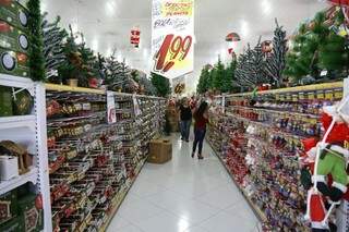Nas lojas do Centro, os preços dos principais itens, como árvores e lâmpadas decorativas, vão de R$ 6 a R$ 160. (Foto: Fernando Antunes)
