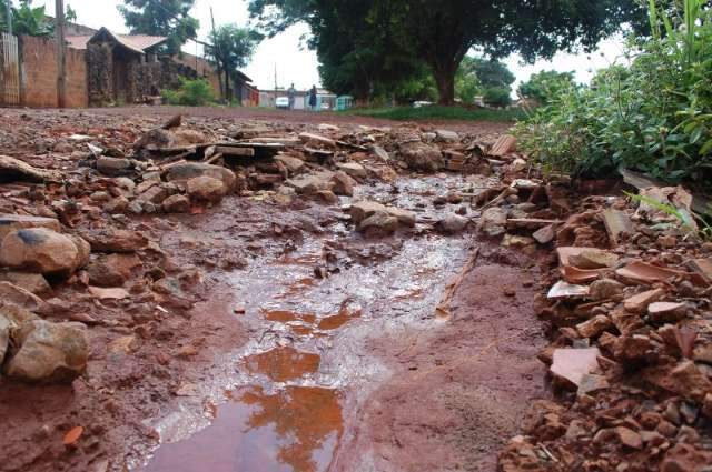 Moradores reclamam de obra parada e secretaria promete solu&ccedil;&atilde;o 