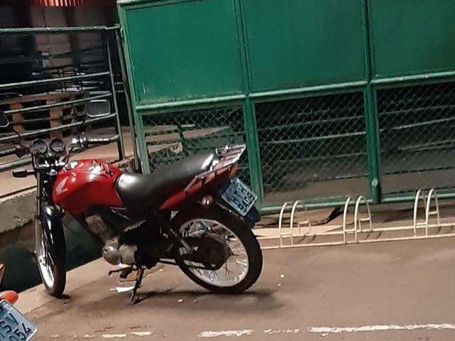 Ladr&atilde;o abandona moto roubada no estacionamento de supermercado 